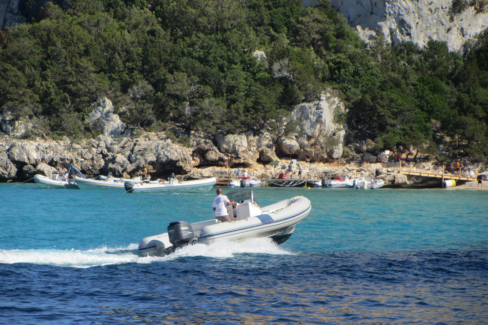 nctm-mini-crociere-in-gommone-2-cala-gonone